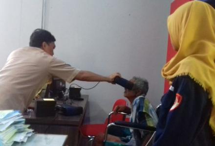 Dipo Ratna Muda Membantu Perekaman E-KTP